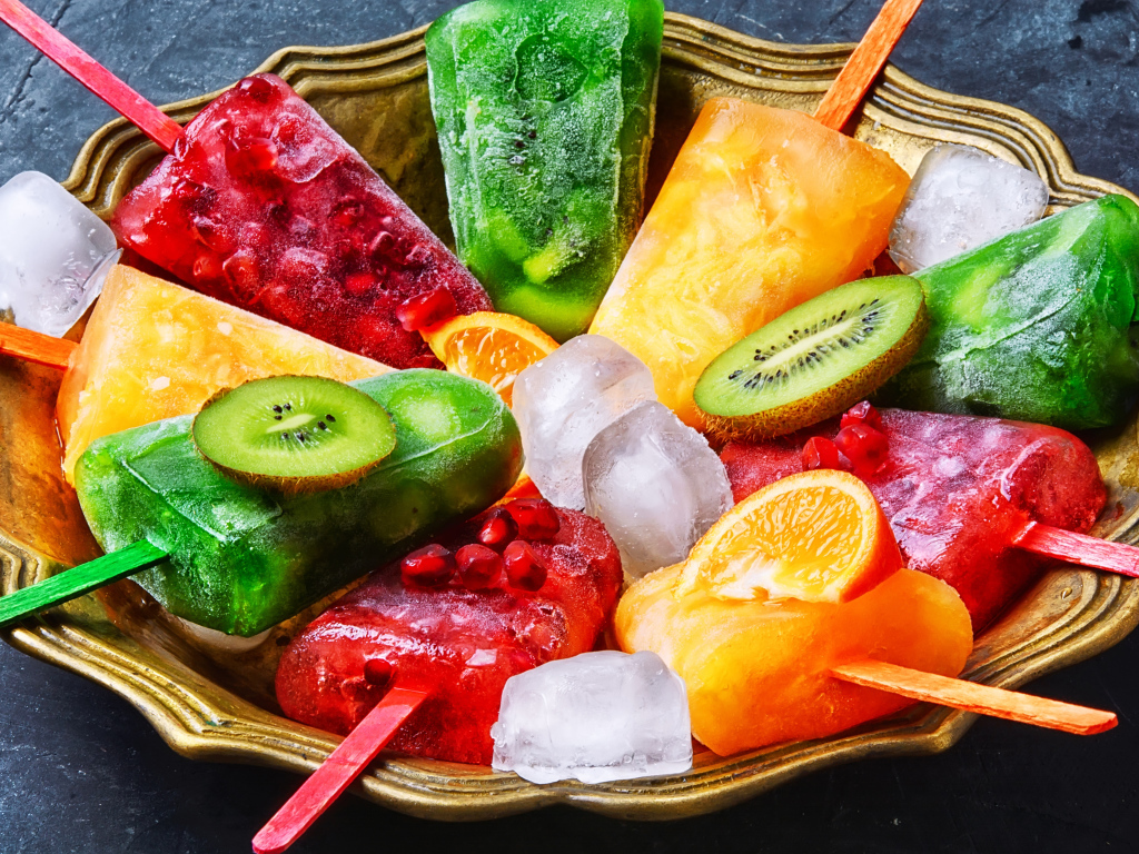 Вкусное фруктовое мороженое на палочке