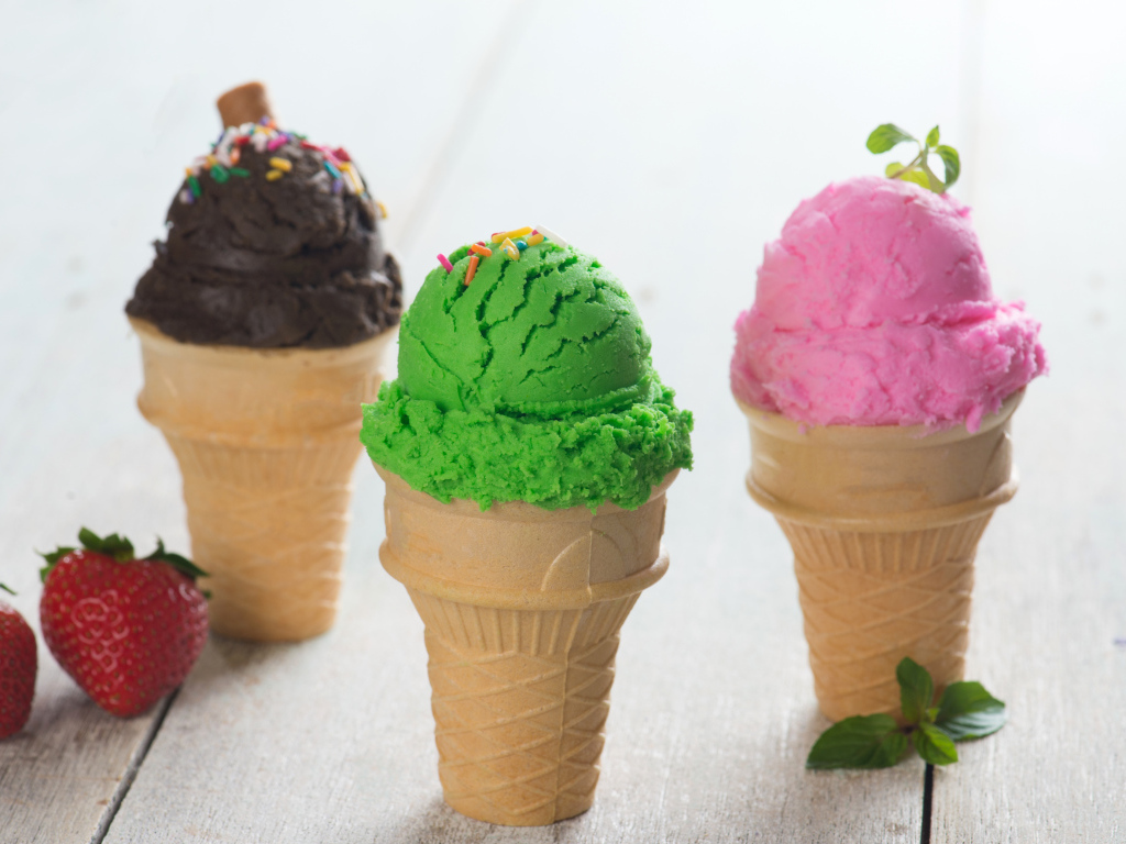 Фруктовое и шоколадное мороженое в вафельных стаканчиках