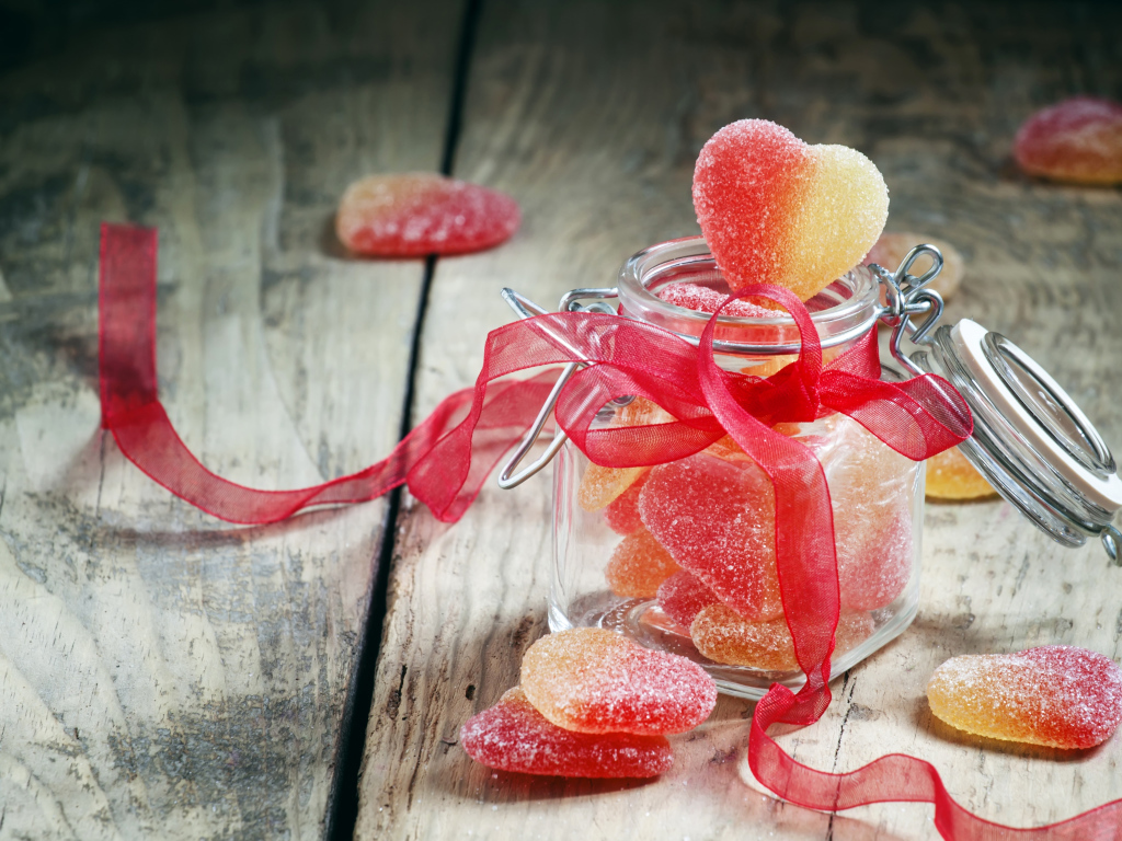 Мармеладные конфеты в форме сердца в стеклянной банке