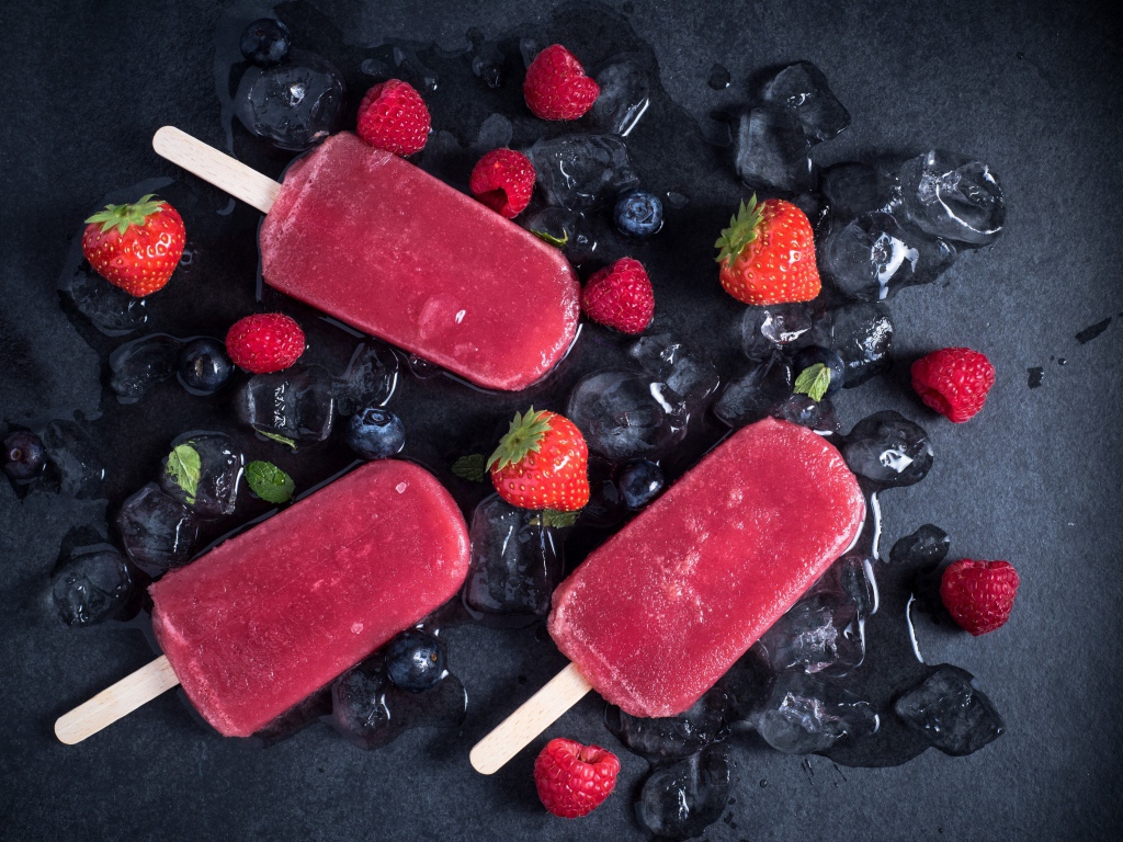 Фруктовое мороженое с ягодами малины, клубники и кубиками льда