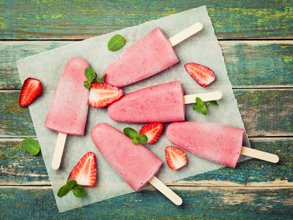 Фруктовое клубничное мороженое на палочке