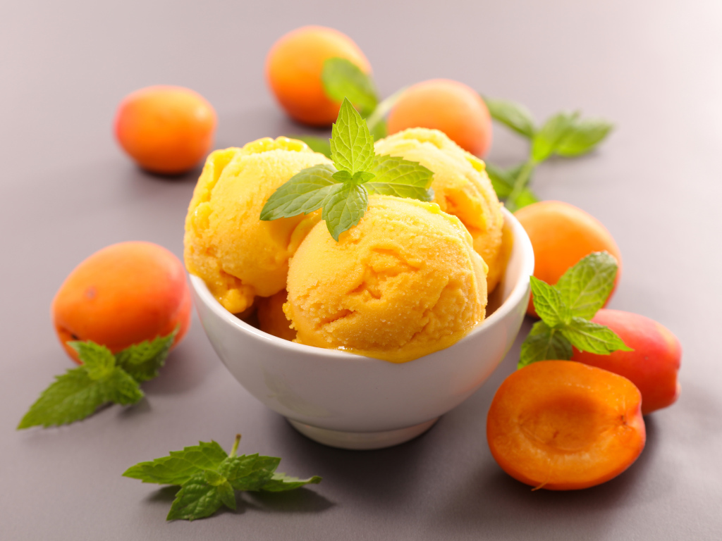 Шарики мороженого с листьями мяты и свежими абрикосами