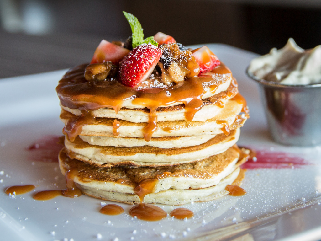 Панкейки со сгущенкой и свежими фруктами 