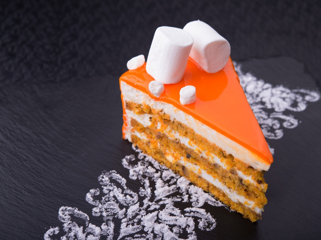 Кусочек апельсинового торта с маршмеллоу