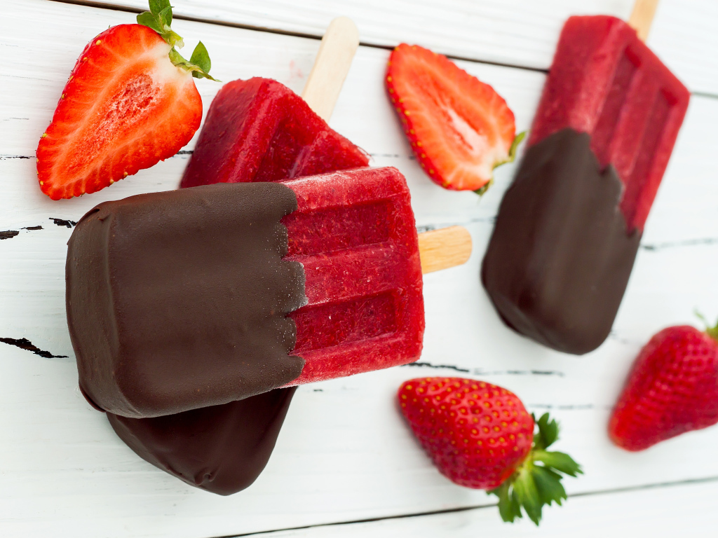 Клубничное мороженое с шоколадом и свежими ягодами