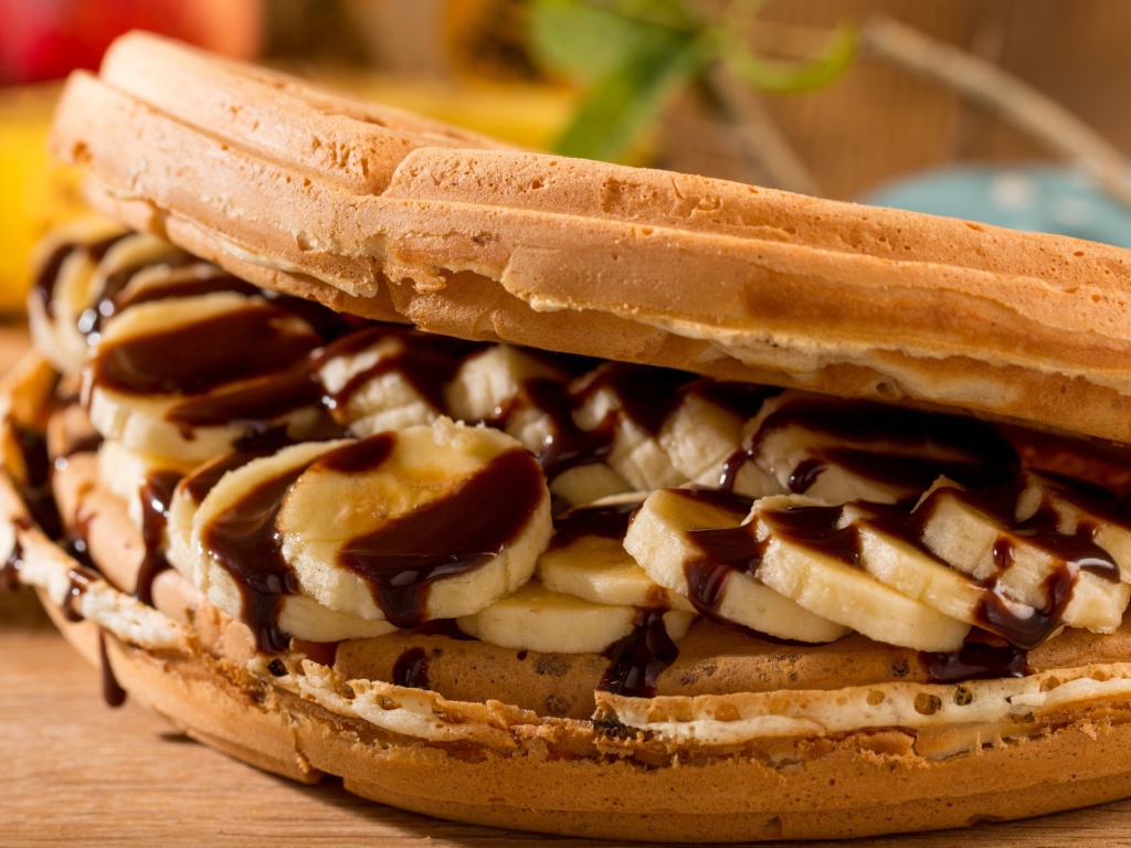 Сладкие вафли с бананами и шоколадом