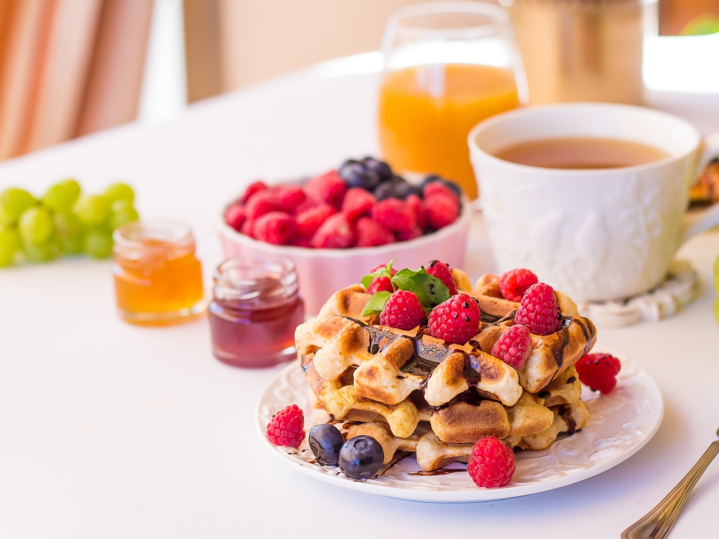 Сладкие  вафли с ягодами малины и черники на завтрак