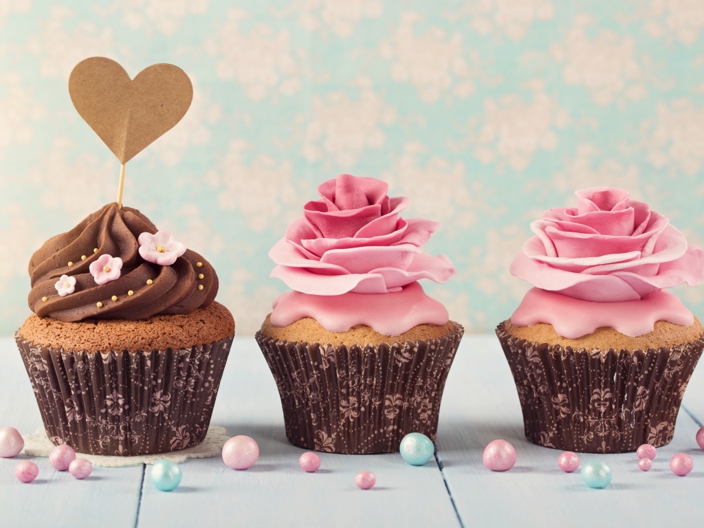 Три аппетитных капкейка с розочками из крема
