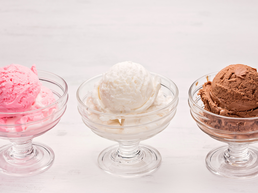 Три креманки с шариками мороженого