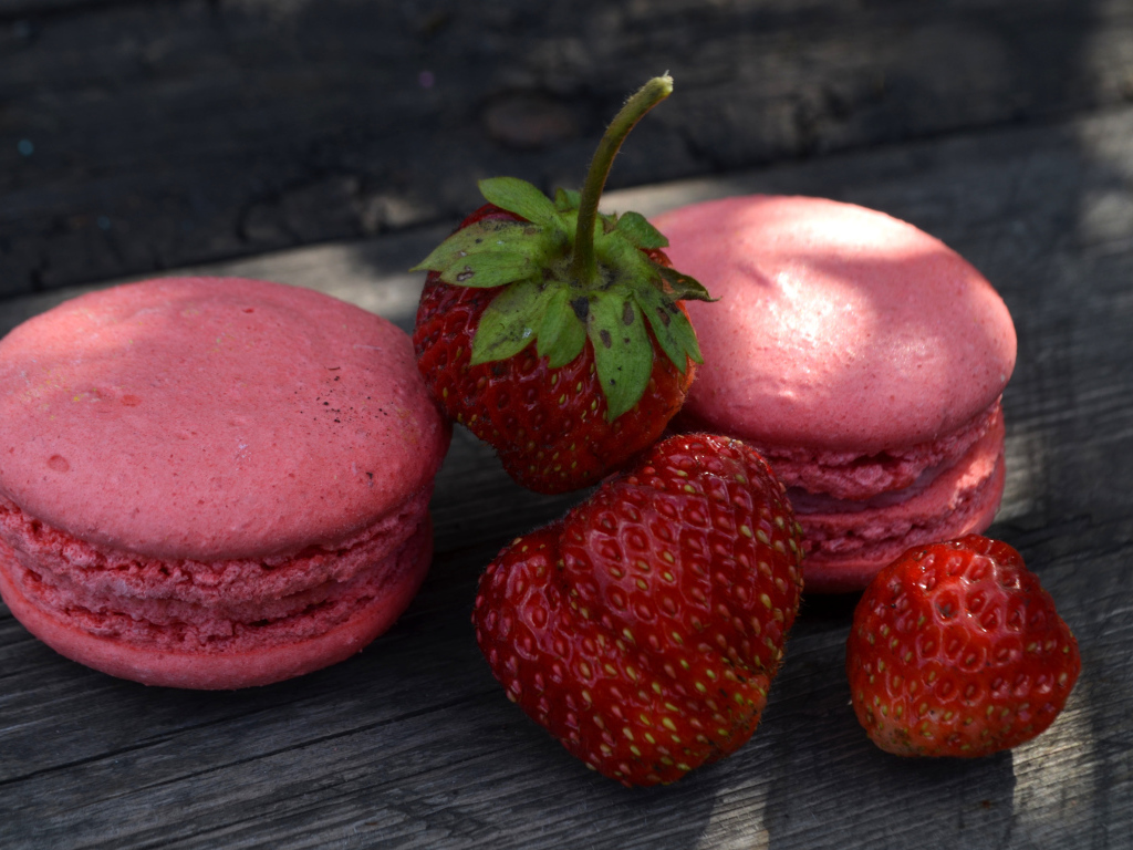 Два аппетитных макарона с клубникой