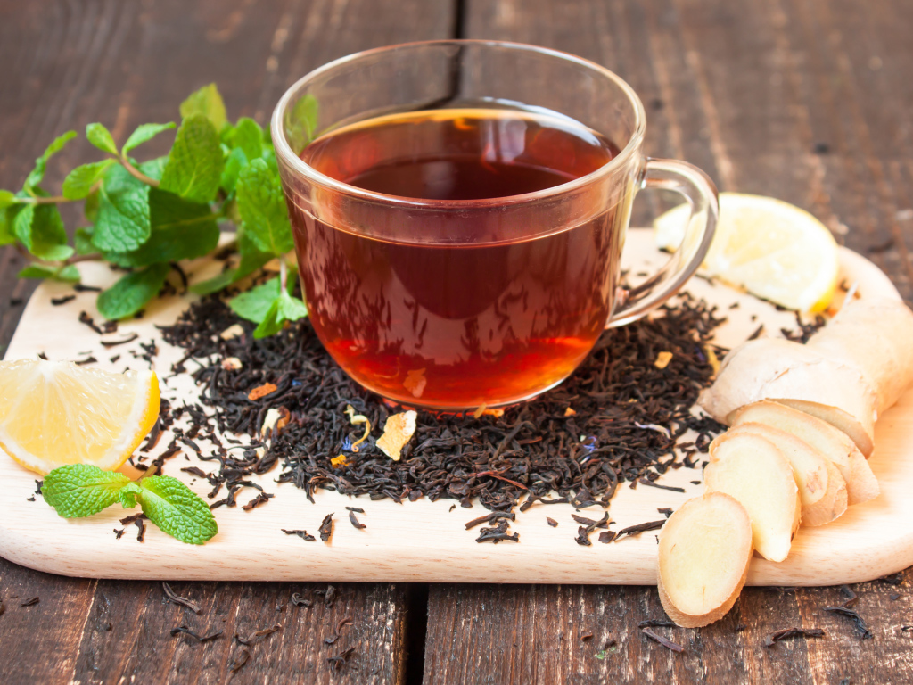 Чашка черного чая с имбирем 