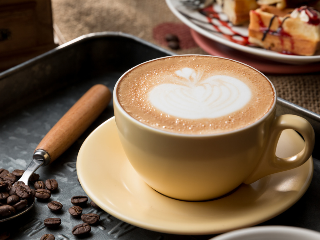 Большая чашка кофе с рисунком на пенке