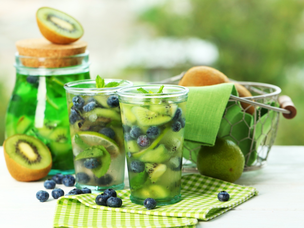 Холодный освежающий летний напиток с киви и черникой