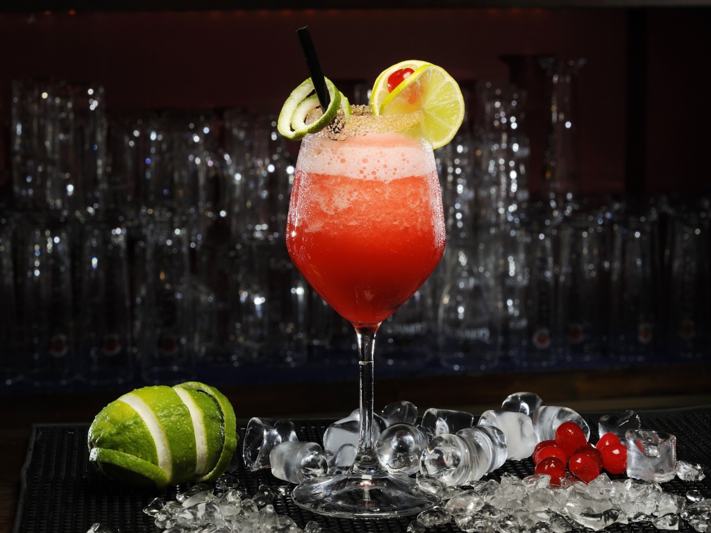 Коктейль Дайкири с лаймом, мятой и вишней