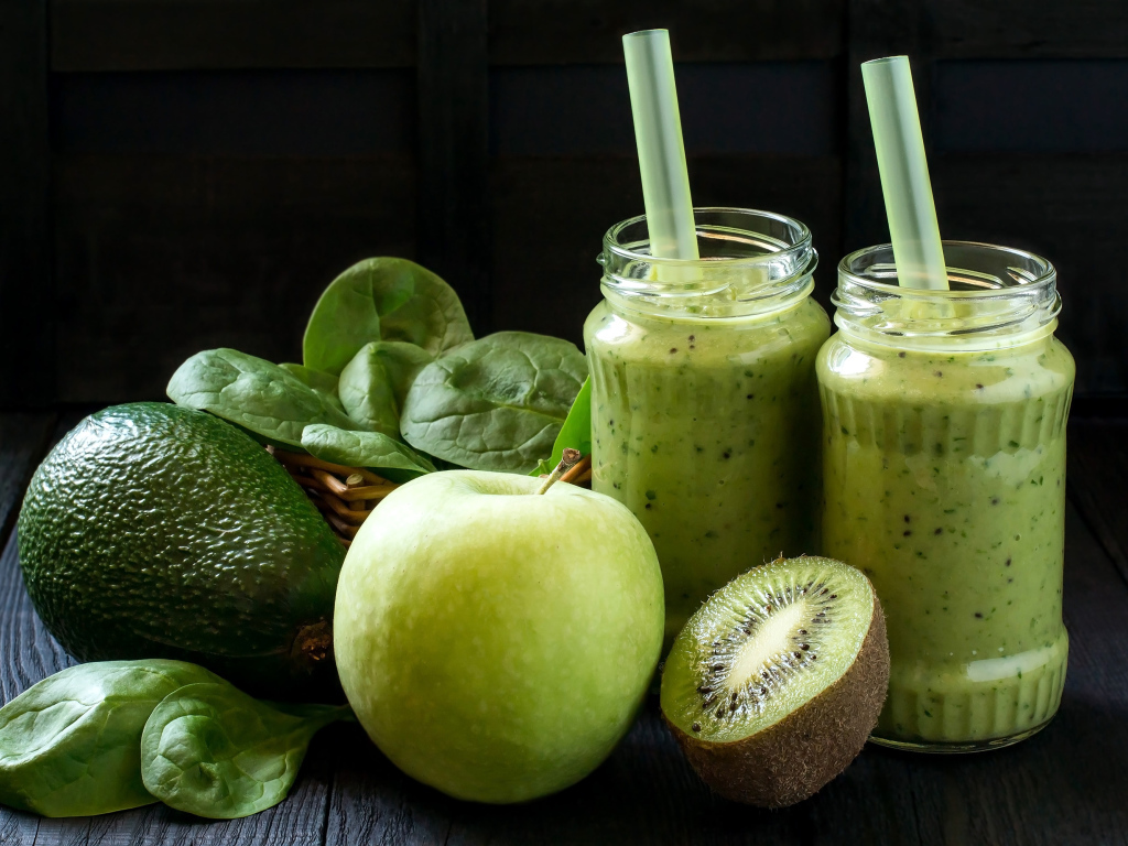 Зеленый коктейль с киви, авокадо и зеленым яблоком 
