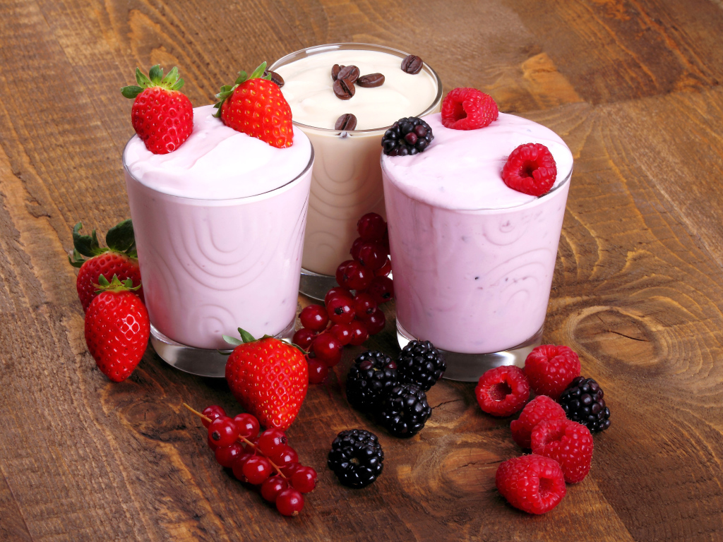 Молочные  коктейли с ягодами малины, клубники и ежевики 