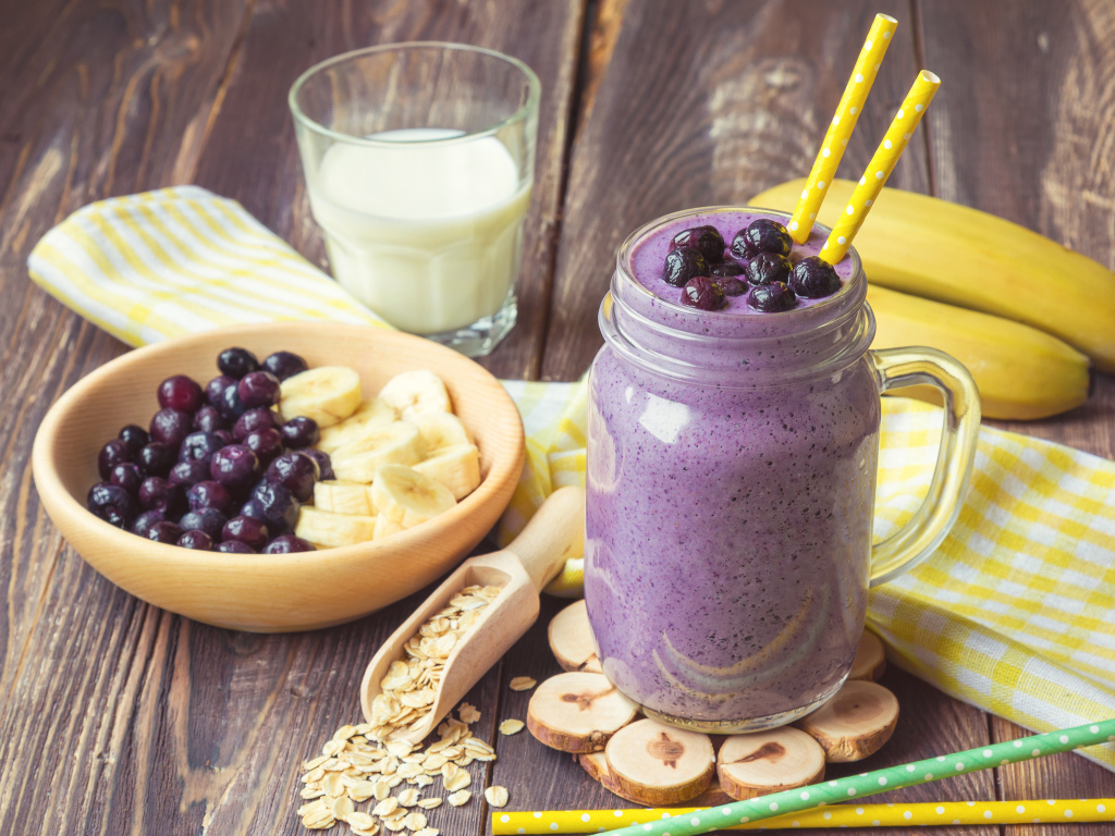 Молочный коктейль с ягодами черники и бананами 