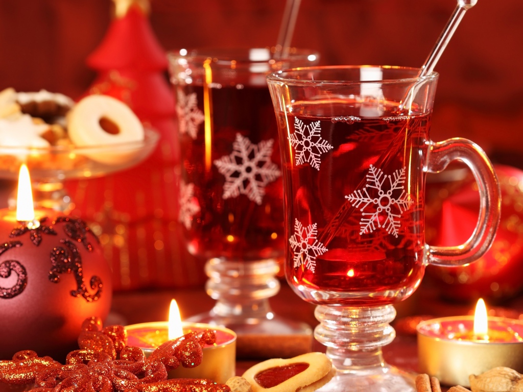 Новогодний глинтвейн с праздничными свечами