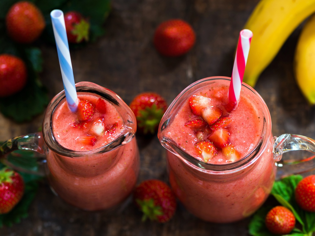 Клубничный смузи с стеклянных кувшинах с трубочкой