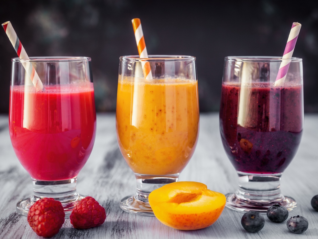 Три стакана свежего ягодного смузи на столе