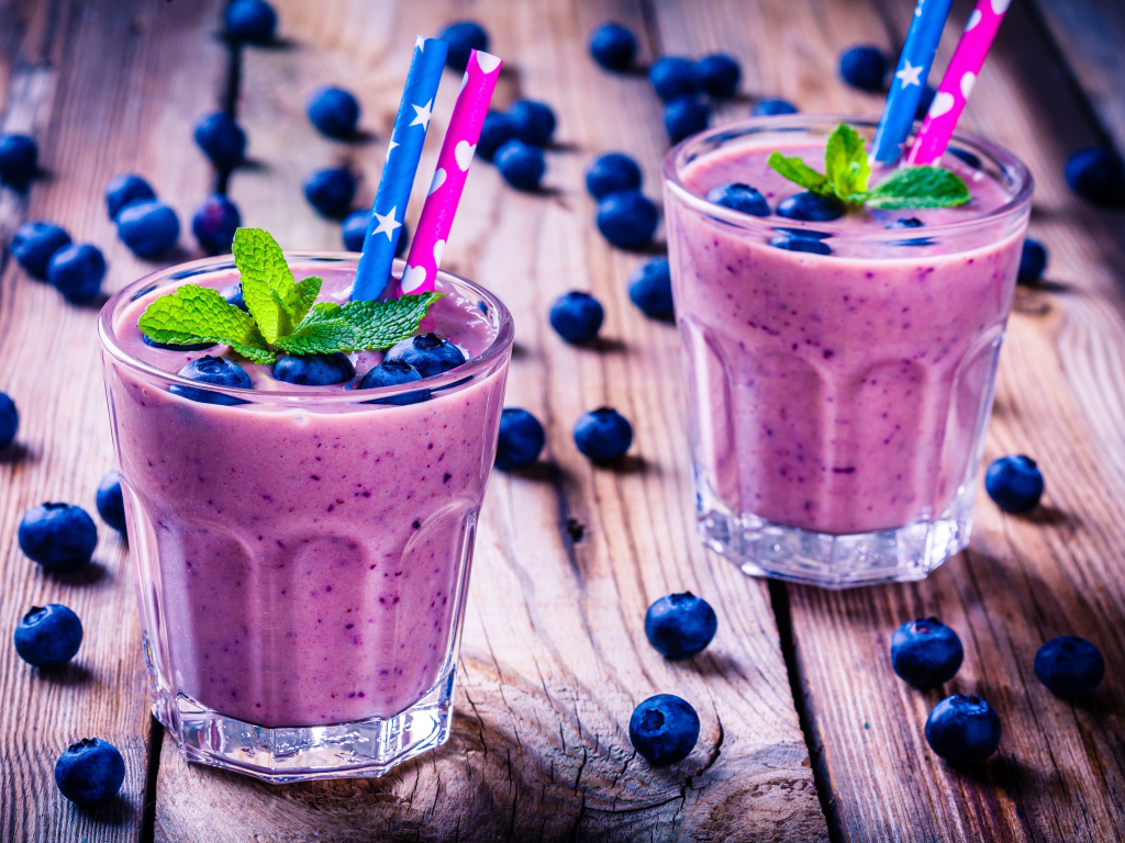 Два стакана черничного коктейля с трубочками