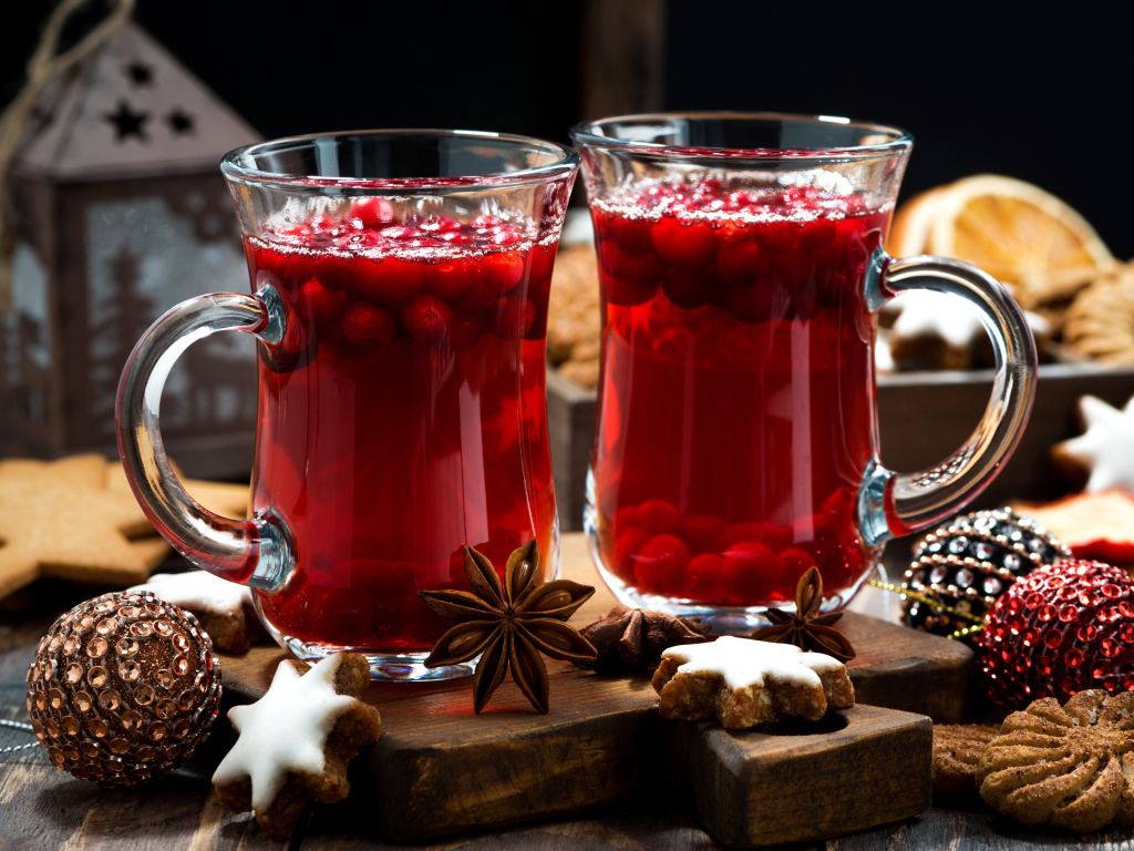 Два стакана с новогодним напитком и праздничным печеньем на столе
