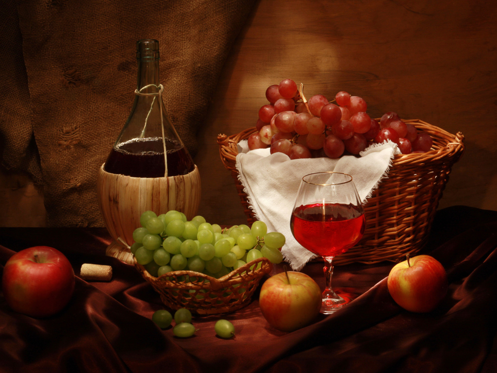 Вино со свежим виноградом и яблоками на столе