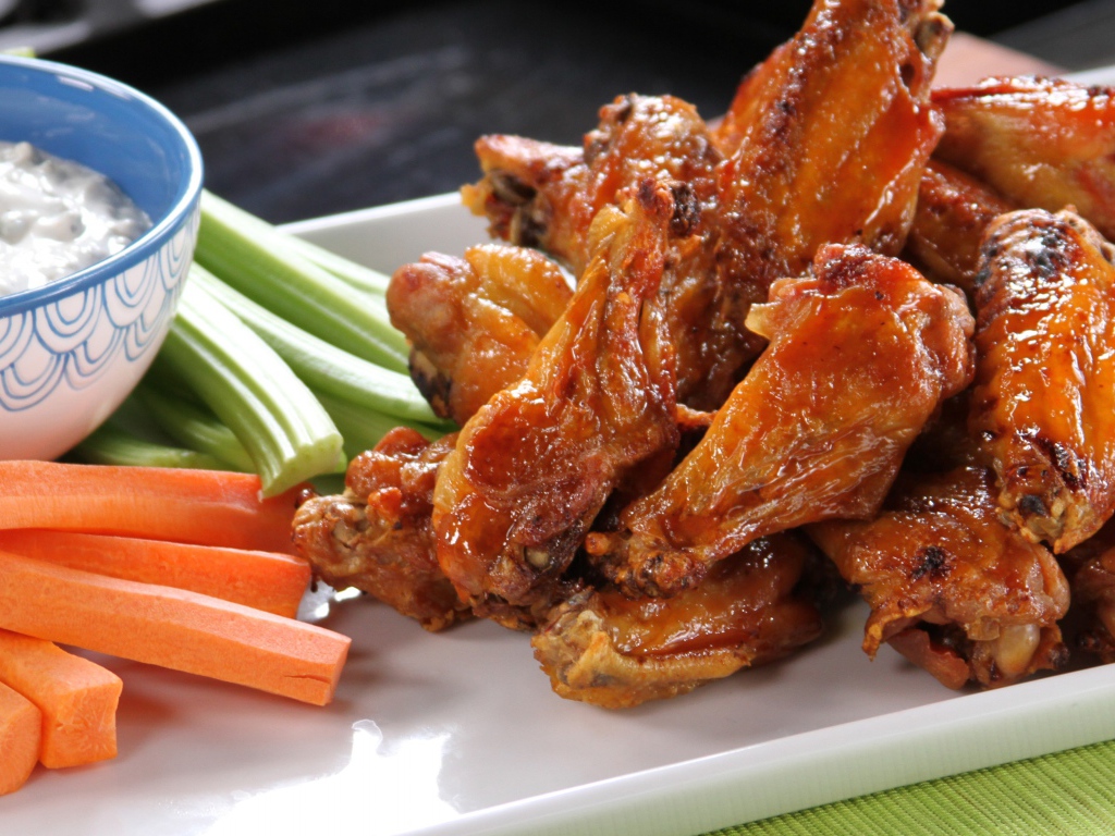 Аппетитные крылышки Баффало с морковью, соусом и сельдереем