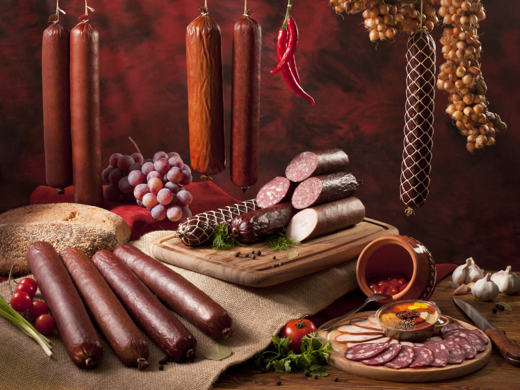 Аппетитные колбасы и хлеб на столе 