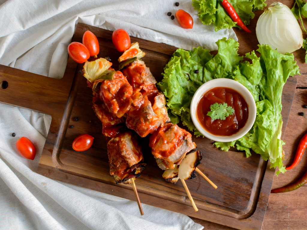 Шашлык на шпажках с томатным соусом  