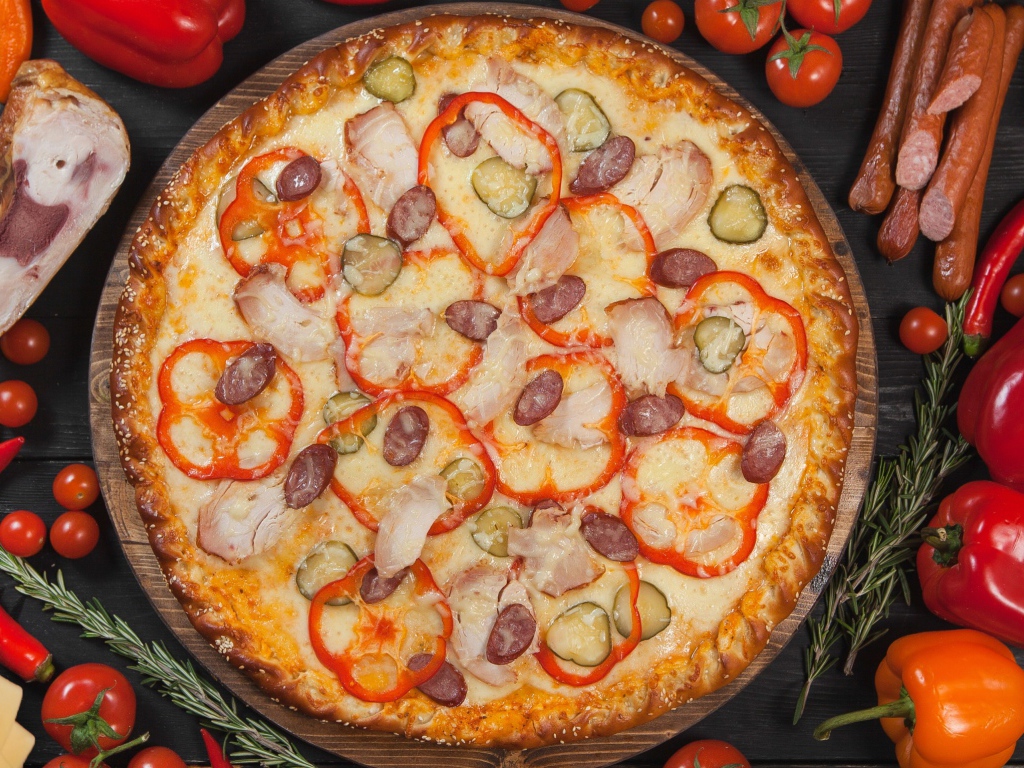 Пицца со сладким перцем, солеными огурцами и колбасками