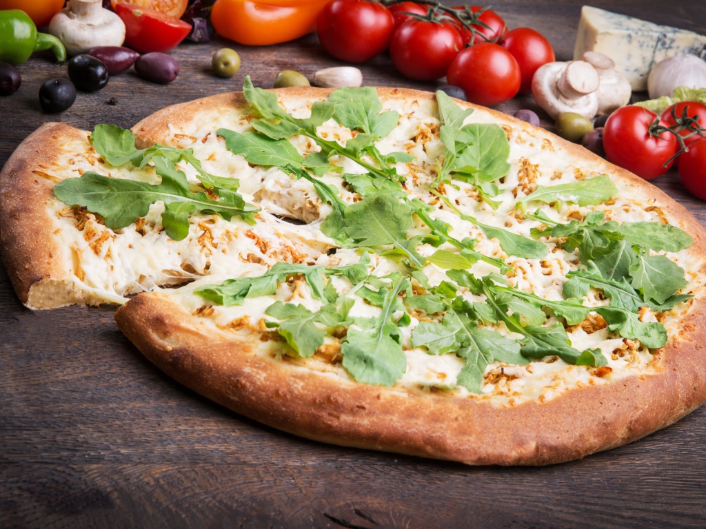 Румяная пицца с сыром,  томатами и зеленью 