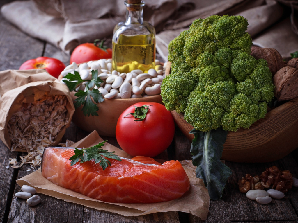 Кусок красной рыбы на столе с овощами