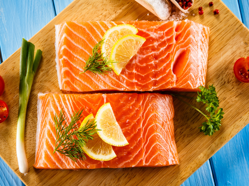 Аппетитные кусочки красной рыбы с лимоном 