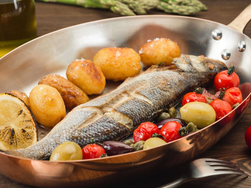 Рыба запеченная с картофелем, лимоном и помидорами