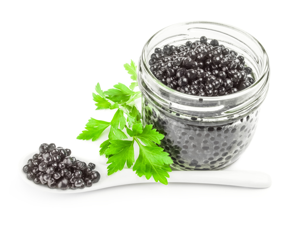 Банка черной икры с ложкой на белом фоне