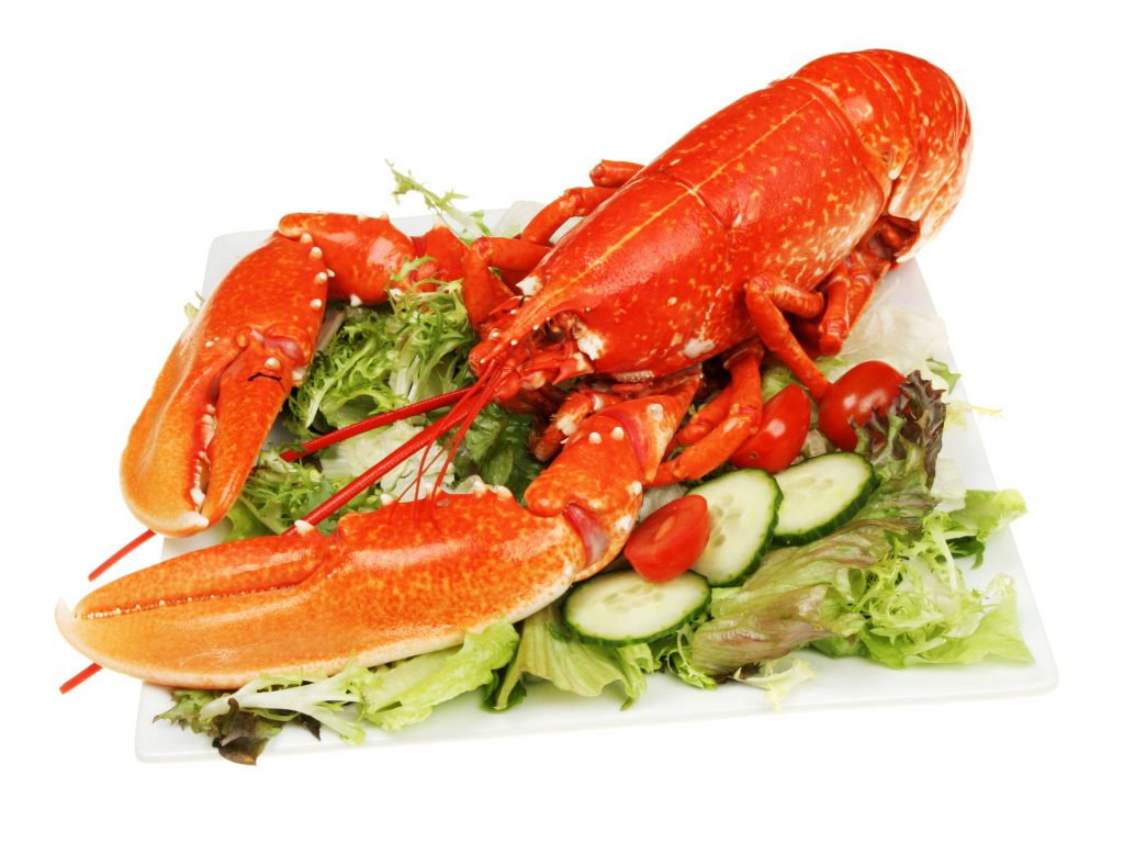 Вареный красный рак на тарелке с овощами на белом фоне