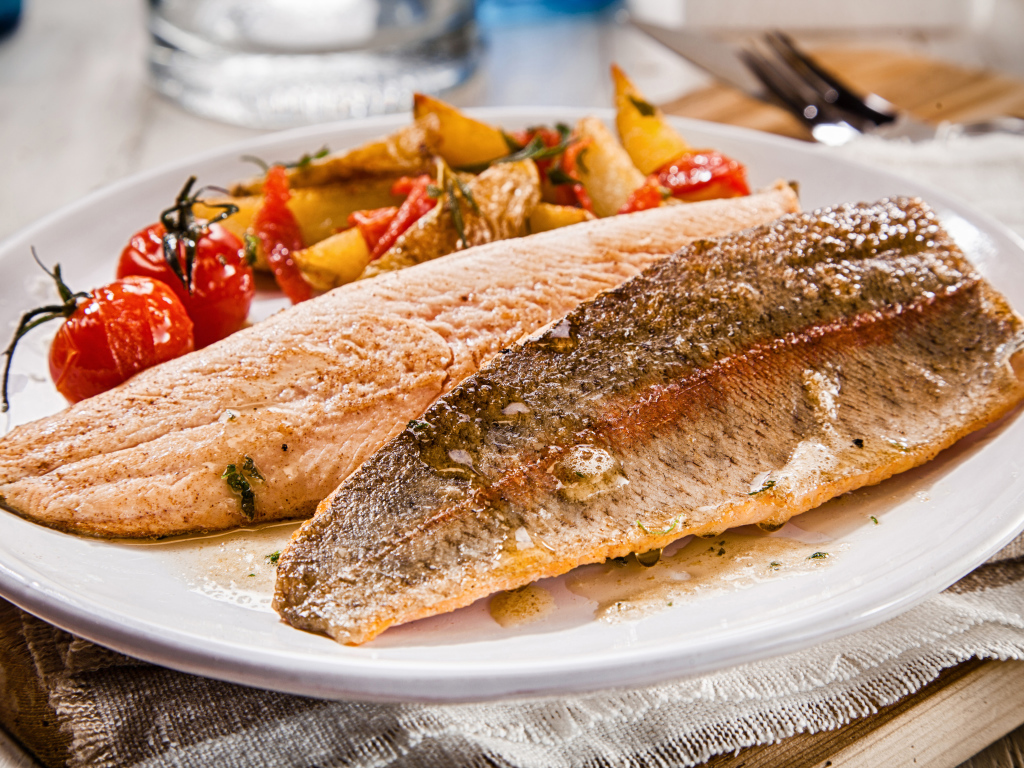 Жареное филе рыбы с овощами