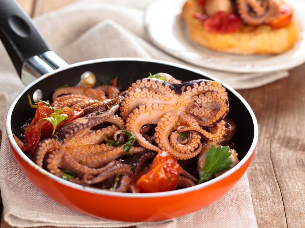 Осьминоги в сковороде на столе 