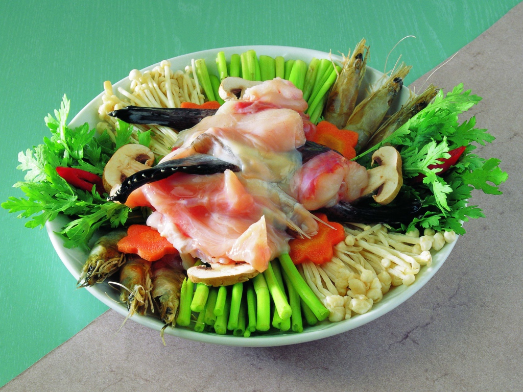 Тарелка с морепродуктами,  грибами и зеленью