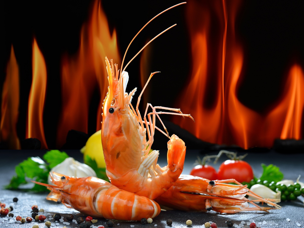 Креветки со специями на фоне огня