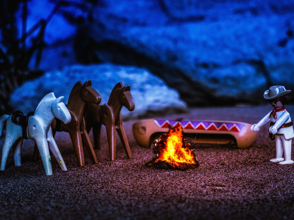 Игрушки лего греются у костра