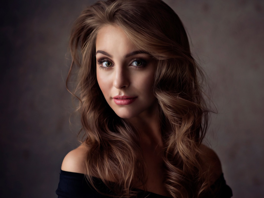 Милая девушка брюнетка с волнистыми волосами 