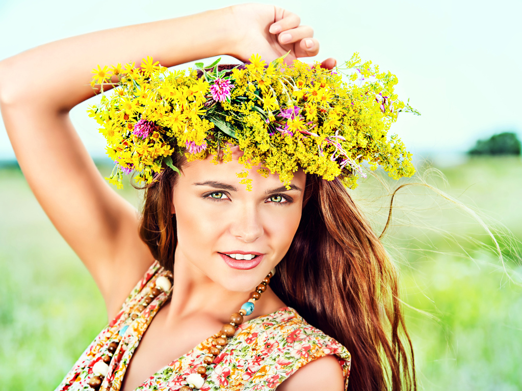 Нежная девушка шатенка с венком из полевых цветов на голове