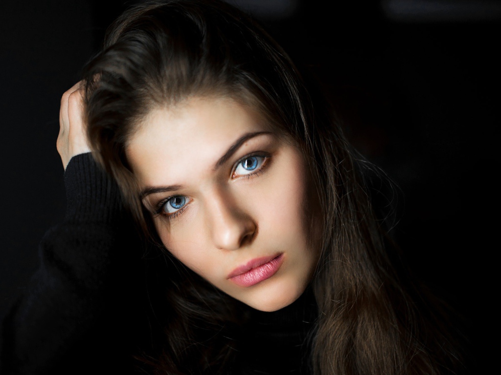 Задумчивый взгляд девушки с голубыми глазами 