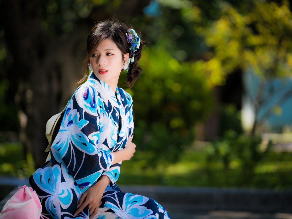 Молодая девушка азиатка в красивом кимоно