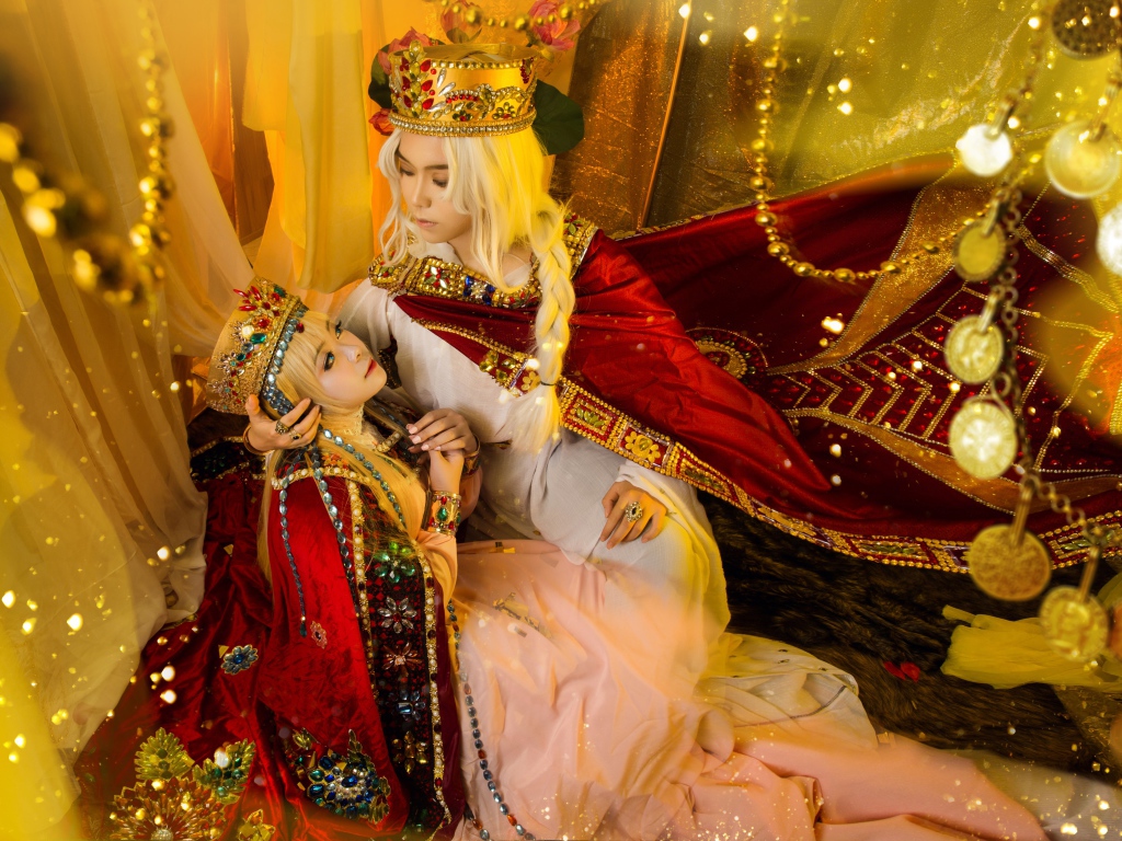 Девушки азиатки в дорогих костюмах с дорогими украшениями, косплей