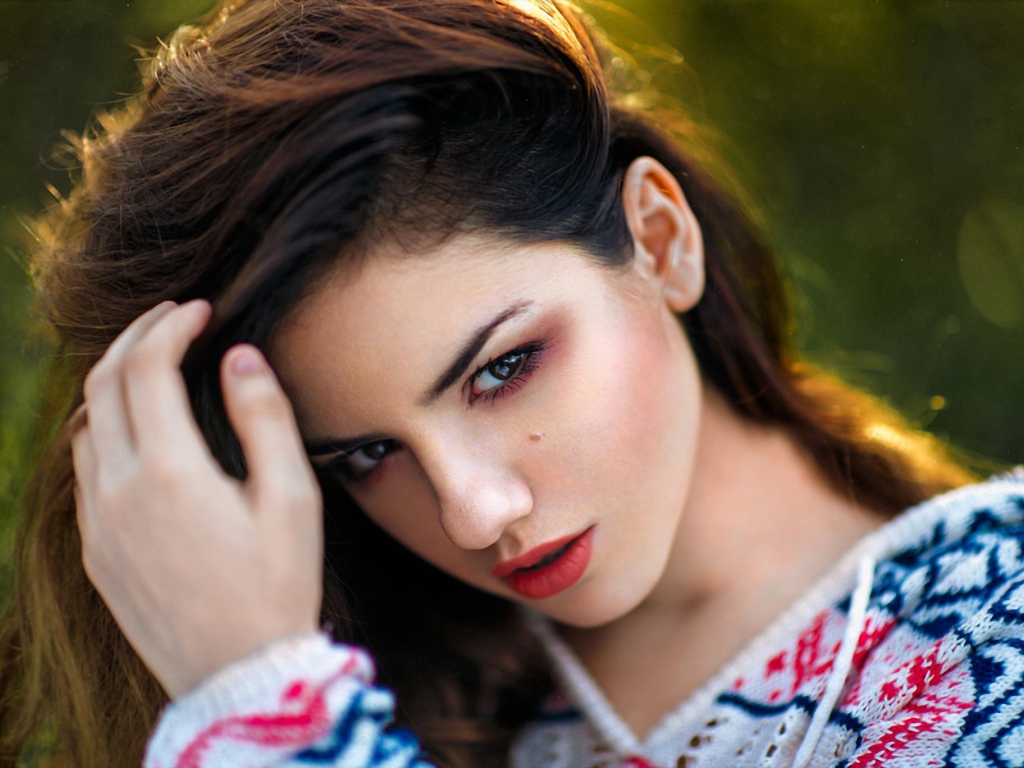 Манящий взгляд молодой брюнетки 