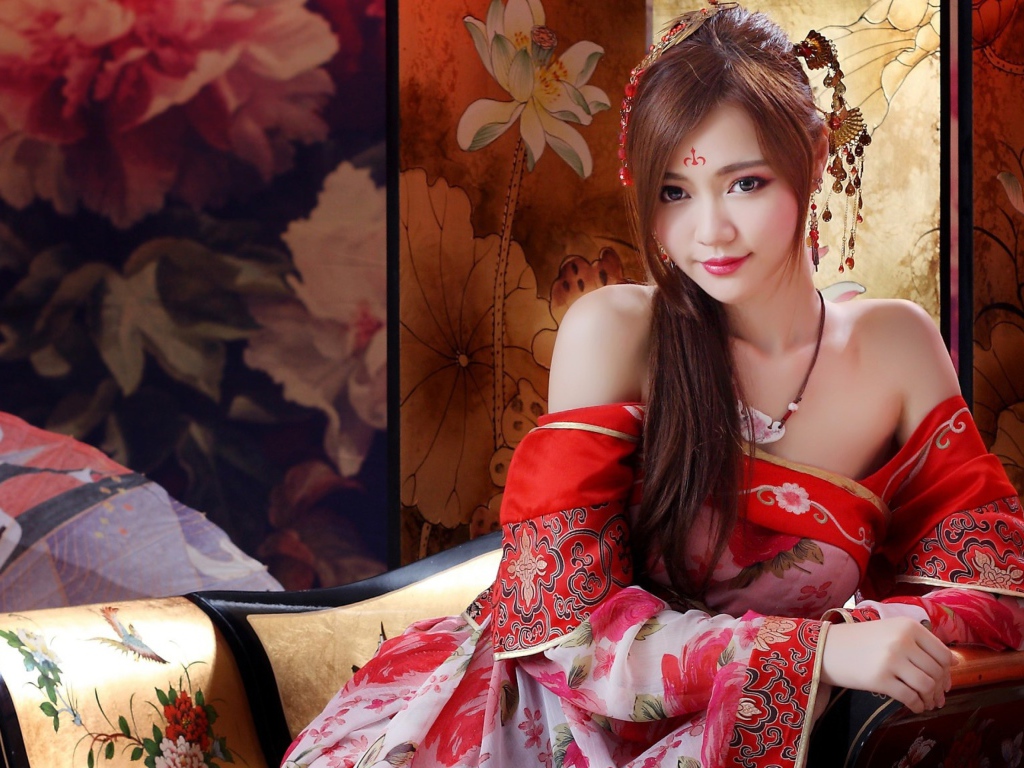 Красивая девушка азиатка в кимоно 