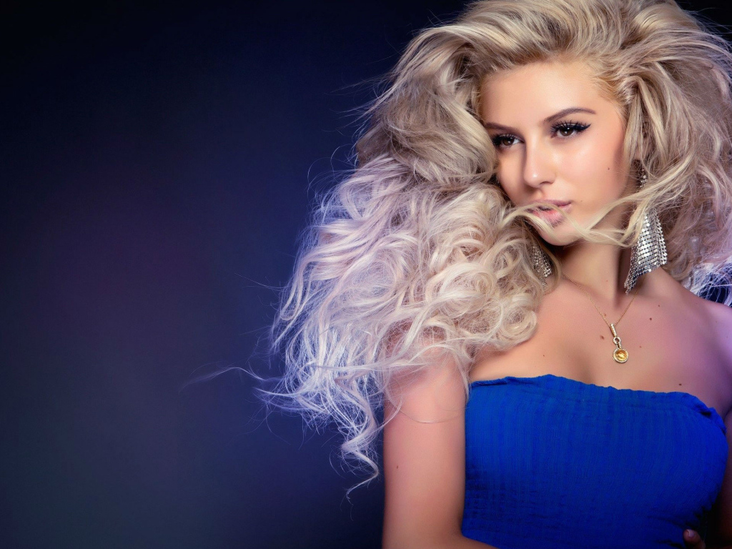 Красивая девушка блондинка в синем платье 